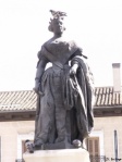 Estatuta de la monarca origen de la copla situada en la plaza de la Ópera en Madrid.