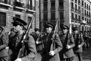 Desfile de la Policía Nacional ante el Gobierno Civil de Santander a finales de los años cincuenta.